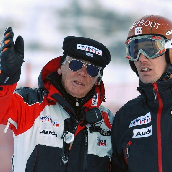 Der Cheftrainer der Schweizer Herren Skinationalmannschaft, Karl Frehsner, links, diskutiert am Mittwoch, 15. Januar 2003 waehrend der Pisteninspektion zum ersten Trainingslauf der Lauberhornabfahrt v ...