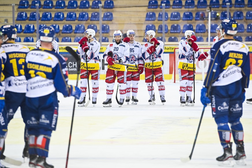 Enttaeuschte Rapperswiler beim Eishockey-Qualifikationsspiel der National League zwischen dem HC Davos und den Rapperswil-Jona Lakers, am Mittwoch, 2. Dezember 2020, im Eisstadion in Davos. (KEYSTONE/ ...