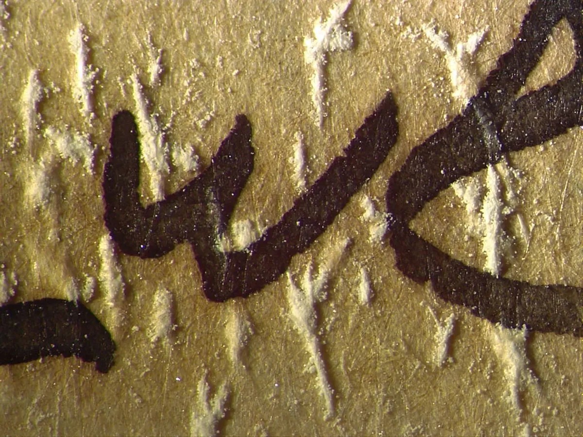 Passage au crible: Un examen plus attentif révèle des cristaux blancs, vestiges du contrôle effectué sur la lettre d’Helene von Wild.