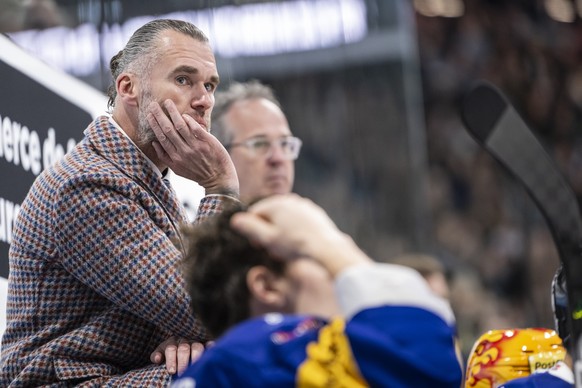 Der Freiburger Head Coach Christian Dube, links, verfolgt einen Spielzug, beim Eishockey Meisterschaftsspiel der National League zwischen dem HC Fribourg Gotteron und dem HC Ambri Piotta, am Dienstag, ...
