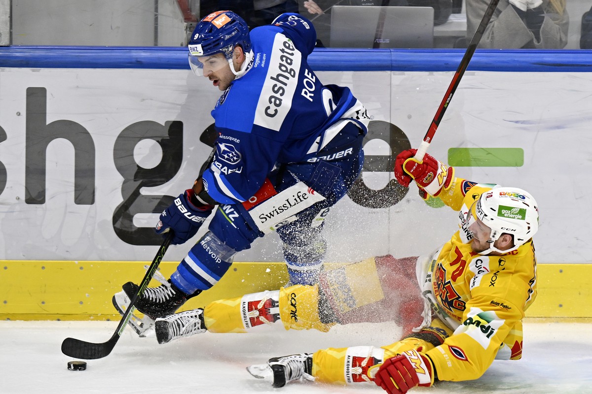 Der Zuercher Garrett Roe, links, gegen den Bieler Mike Indrasis, rechts, im dritten Eishockey Playoff-Viertelfinalspiel der National League zwischen den ZSC Lions und dem EHC Biel-Bienne im Hallenstad ...
