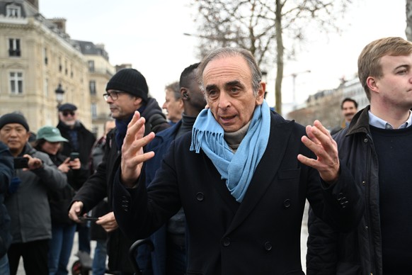 Far-right party Reconquete (Renew) leader Eric Zemmour meets farmers as they protest at the Arc de Triomphe against against the European Union's negotiations over the Mercosur trade deal with fiv ...