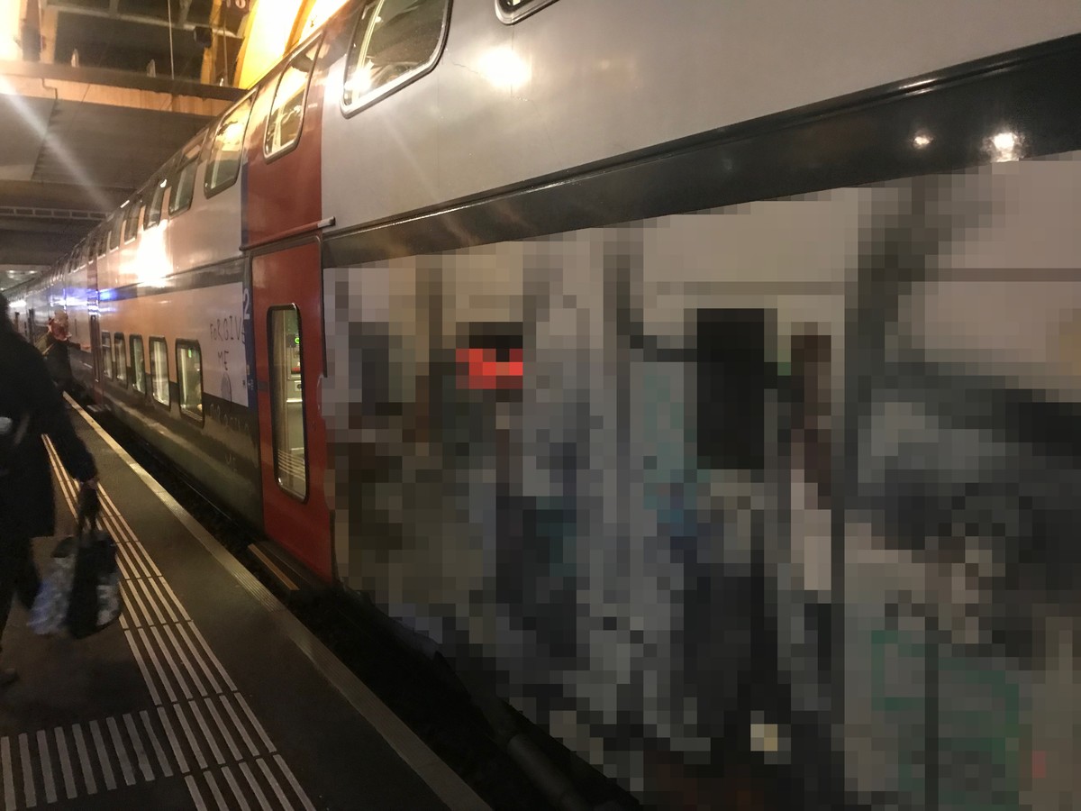 Versprayter Intercity im Bahnhof Bern. Das Bild wurde verpixelt, damit das «Werk» nicht erkennbar ist.&nbsp;