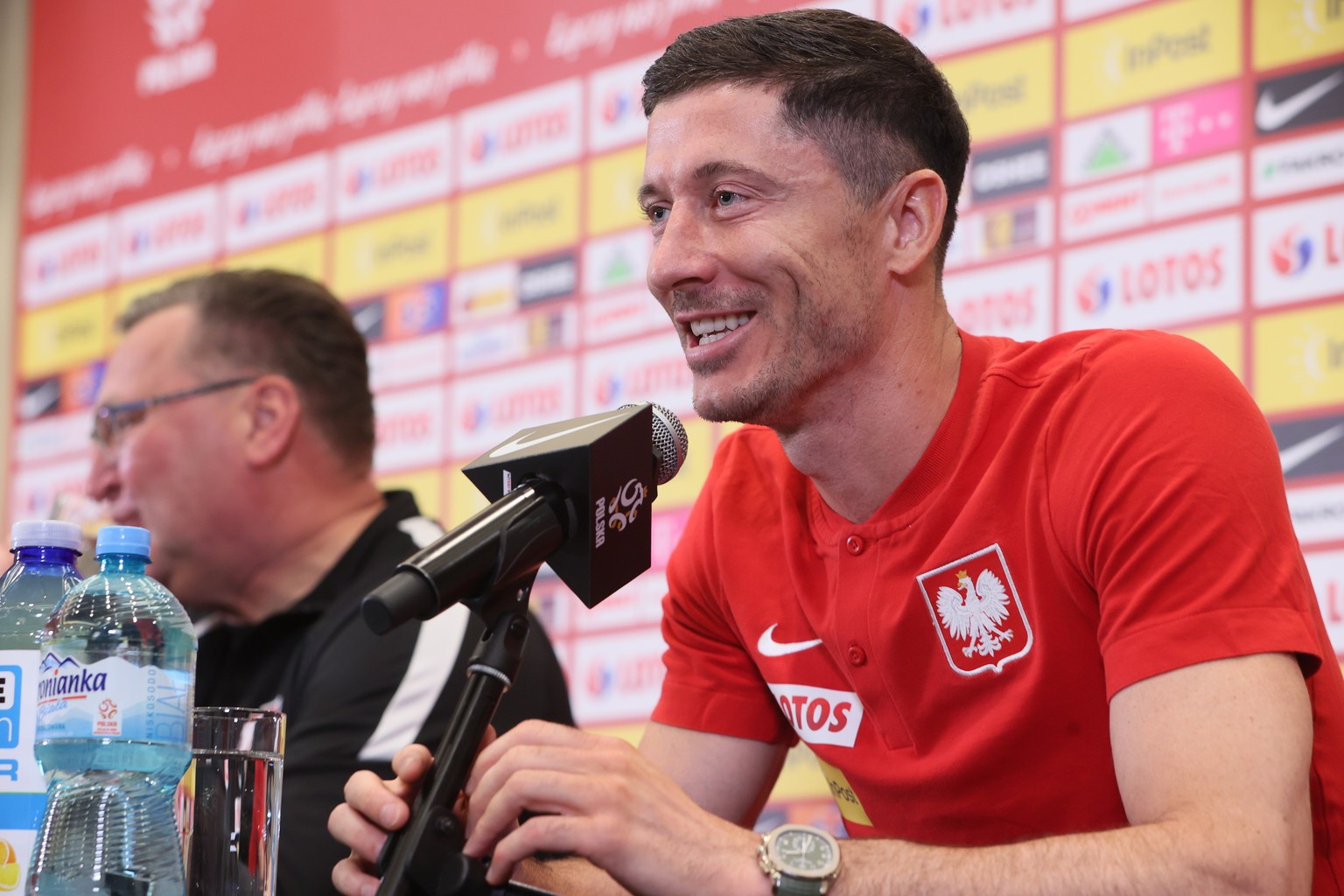 epa09986282 Polish national soccer team head coach Czeslaw Michniewicz (L) and striker Robert Lewandowski (R) attend a press conference in Warsaw, Poland, 30 May 2022. Poland will face Wales in their  ...