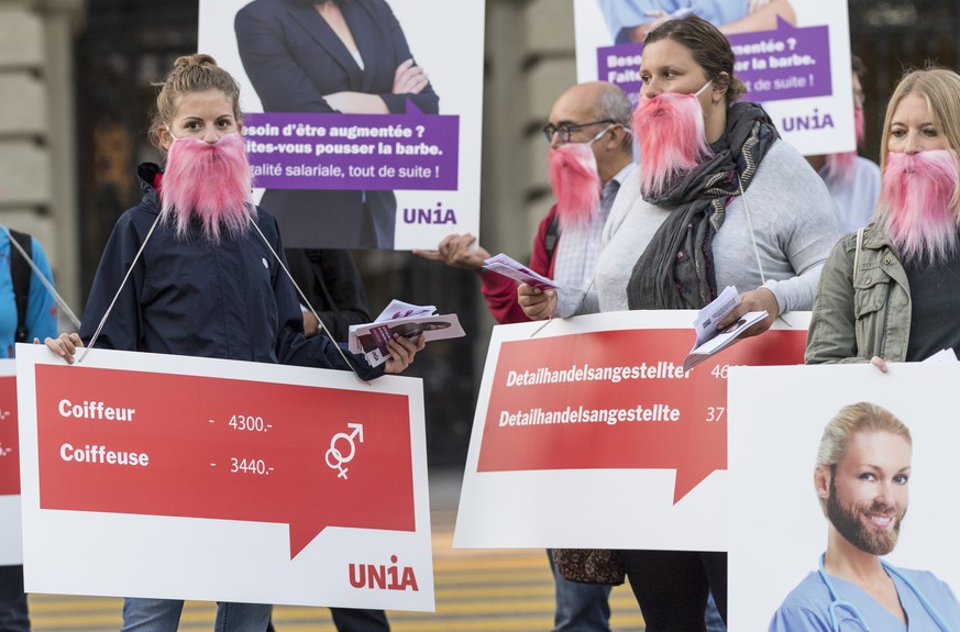 Aktivistinnen der Gewerkschaft UNIA haben sich symbolisch rosa Baerte angeklebt, um ihrer Forderung nach Lohngleichheit zwischen den Geschlechtern Nachdruck zu verleihen, am Rand der Herbstsession der ...
