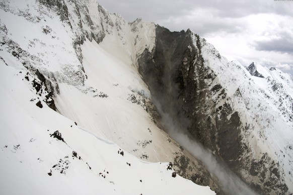 CAPTION CORRECTION: KORRIGIERT NAMEN DES GLETSCHERS - Die Abbruchstelle eines Felssturzes beim Kleinen Nesthorn oberhalb des Birchgletschers, an einer Flanke des Berges Bietschhorn im Loetschental am ...