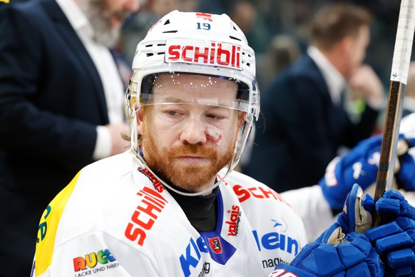 Steve Kellenberger (Kloten) mit Pflaster im Gesicht im Meisterschaftsspiel der National League zwischen den ZSC Lions und dem EHC Kloten, am Freitag, den 29. November 2024 in der Swiss Life Arena in Z ...
