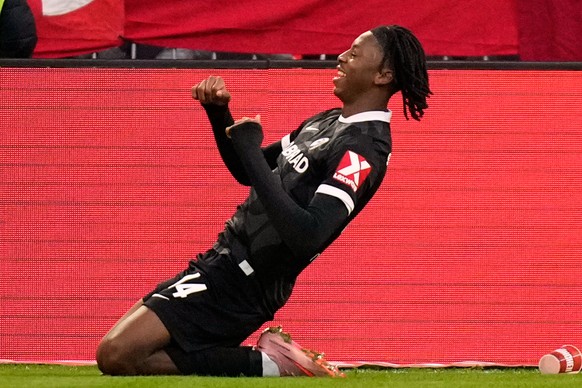 Freiburg&#039;s Johan Manzambi celebrates scoring his side&#039;s second goal during the Bundesliga soccer match between Bayern Munich and Freiburg in Munich, Germany, Saturday, Nov. 22, 2025.(AP Phot ...