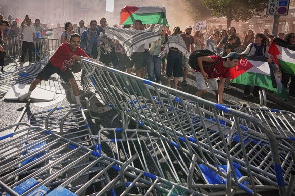 KEYPIX - Protesters block the road in an attempt to disrupt the twenty-first stage of the Spanish cycling race La Vuelta, from Alalpardo to Madrid, Spain, Sunday, Sept. 14, 2025. (AP Photo/Manu Fernán ...