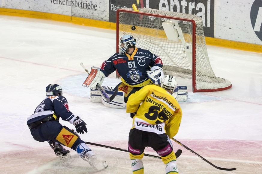 Zugs Raphael Diaz, links, und Zugs Goalie Tobias Stephan, Mitte, kaempfen um den Puck gegen Berns Ramon Untersander, rechts, im zweiten Eishockey Playoff-Finalspiel der National League A zwischen dem  ...