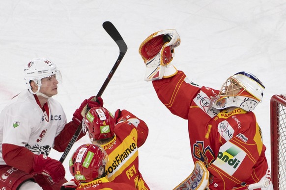 Biels Goalie Jonas Hiller, rechts, stoppt den Puck an der Seite von Lausannes Joel Vermin, Biels Mathieu Tschantre, und Biels Kevin Fey, beim Eishockey Meisterschaftsspiel der National League zwischen ...