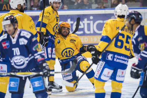 Der Davoser Andres Ambuehl, feiert sein 0-2 Tor beim Eishockey Meisterschaftsspiel der National League A zwischen dem HC Ambri-Piotta und dem HC Davos, am Freitag, 9. September 2016, in der Valascia E ...