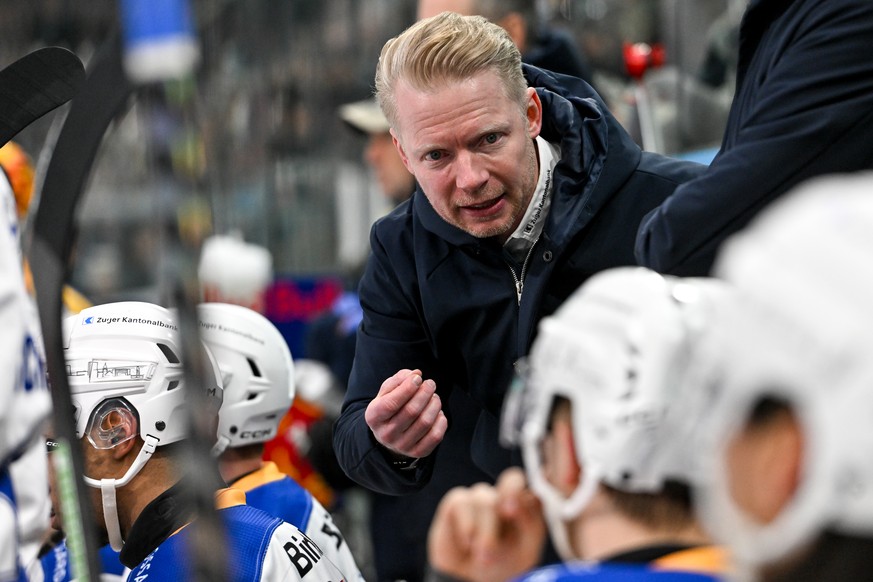 Head Coach Michael Liniger (EVZ) speaks with his players, during the regular season National League game between HC Ambri Piotta and EV Zug at the ice stadium Gottardo Arena, Switzerland, January 6, 2 ...