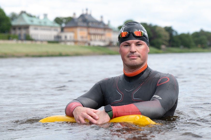 27.05.2022, Sachsen, Dresden: Joseph He� steht w�hrend einer Trainingseinheit in der Elbe vor Schloss Pillnitz. He� will im Sommer 2022 den Rhein von der Quelle zur M�ndung durchschwimmen. Foto: Sebas ...