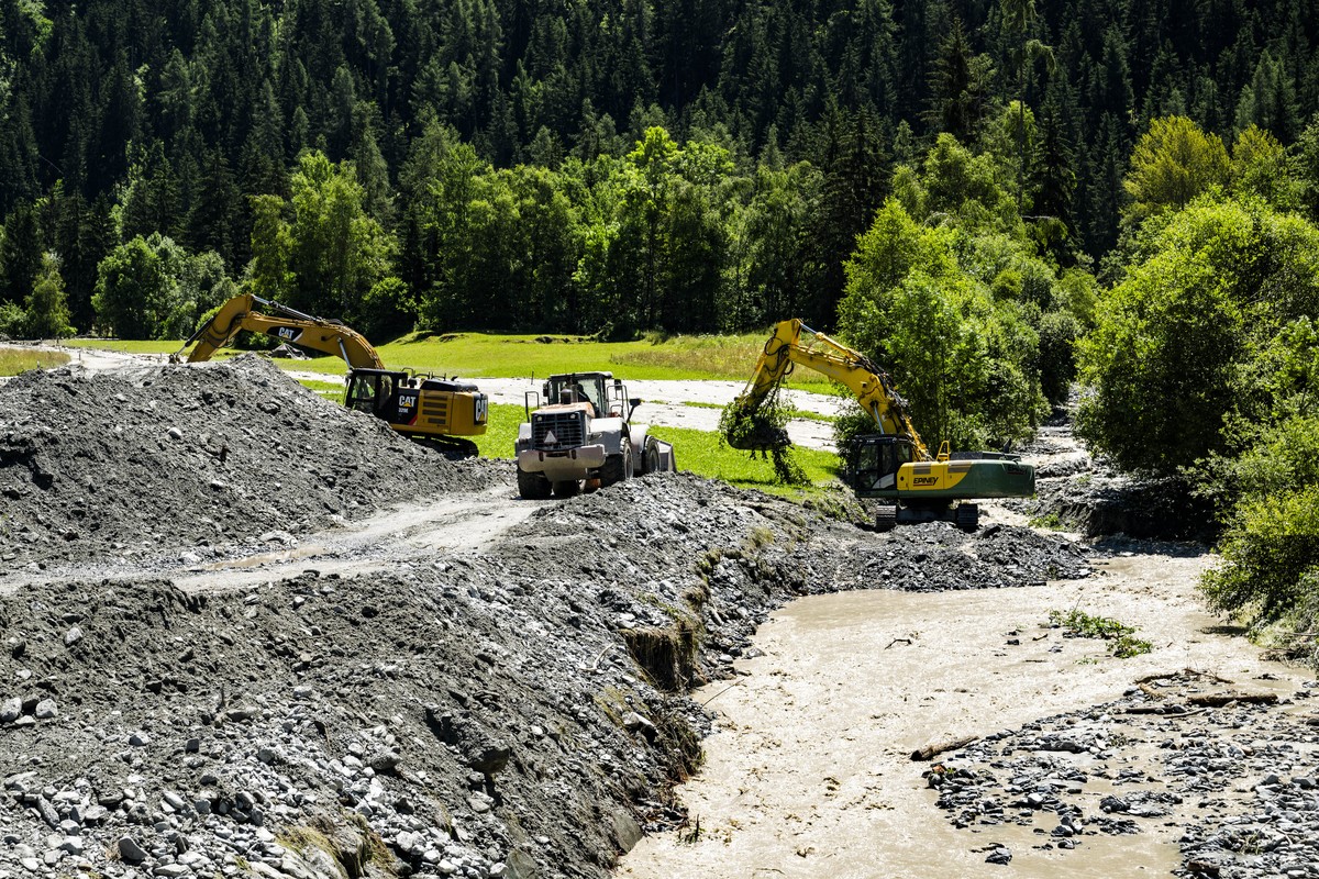 Des ouvriers avec des pelleteuses travaillant sur la coulee de lave torrentielle provenant du torrent du Fregnoley a cote de la riviere la Dranse de Bagnes le jeudi 4 juillet 2024 a Champsec dans le H ...