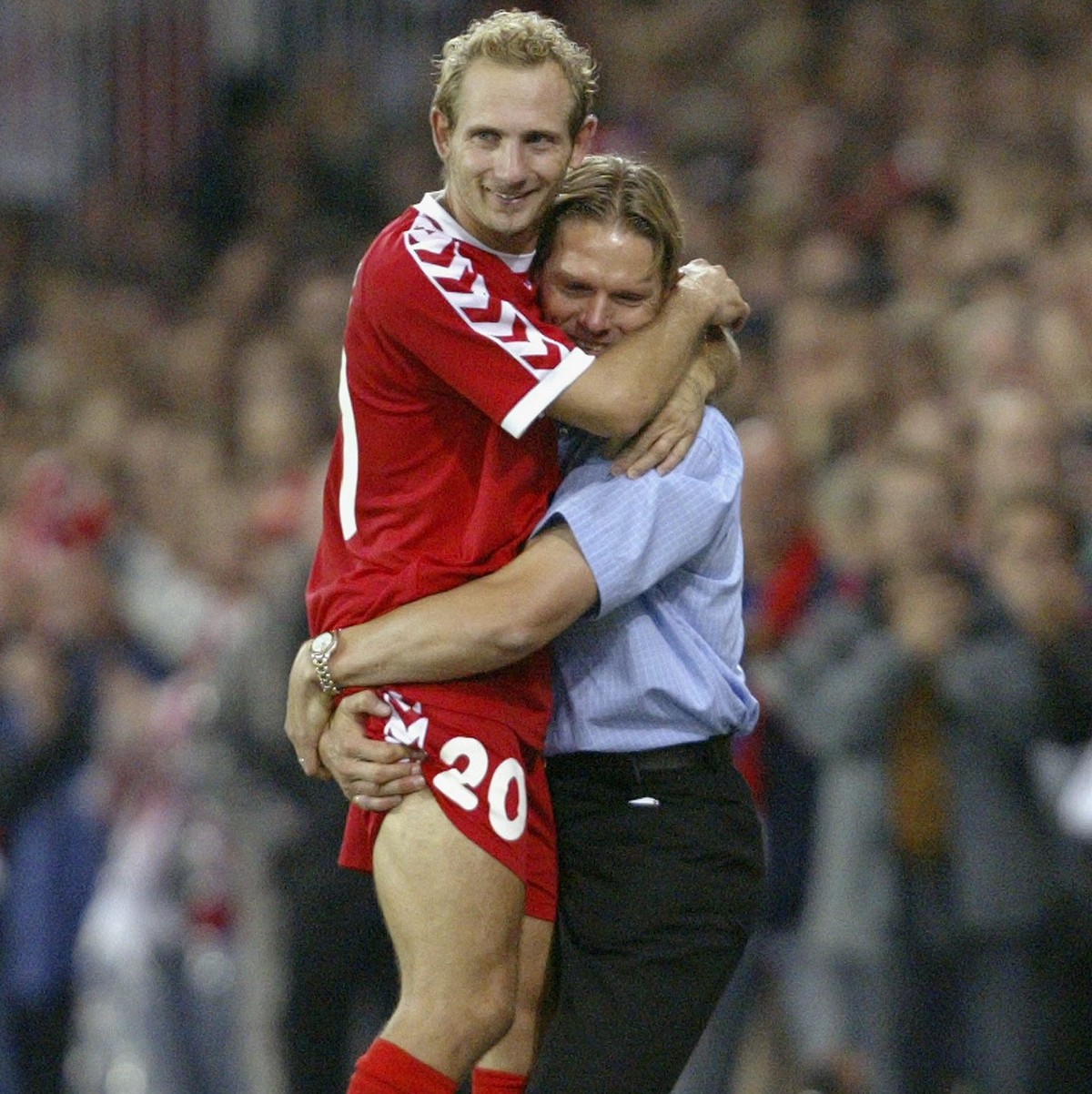 ARCHIV - ZUM KEYSTONE-SDA SPORT-TEXT UEBER DIE CHAMPIONS LEAGUE-QUALIFIKATION ZWISCHEN DEM FC THUN UND MALMOE FF STELLEN WIR IHNEN FOLGENDES BILDMATERIAL ZUR VERFUEGUNG - Thun's coach Urs Schoene ...