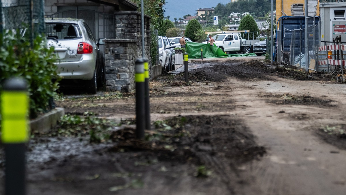 Durch ein grosses Unwetter mit heftigen Hagelsturm wurden gestern Abend einige Gebaeude und Autos in der Region Locarno schwer beschaedigt, aufgenommen am Samstag, 26. August 2023, in Losone. (Keyston ...