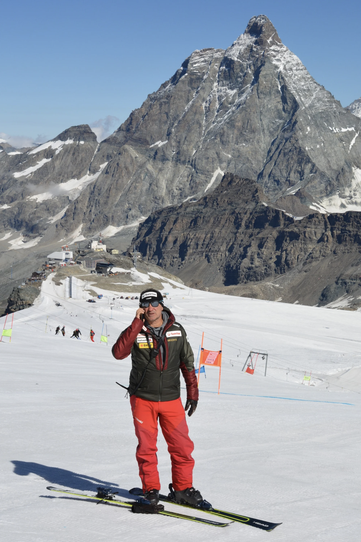 Beat Tschuor, Chefcoach Frauen bei Swiss Ski, telefoniert vor der Kulisse des Matterhorns.