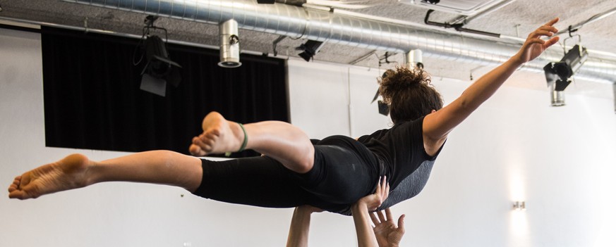 Alexei Ivanov, rechts, instruiert seine Schueler waehrend einer Lektion in Akrobatik am Tag der offenen Tuer der Akademie Dimitri, in Vescio, am Samstag 8. April 2016. Das Theatro Dimitri hat internat ...