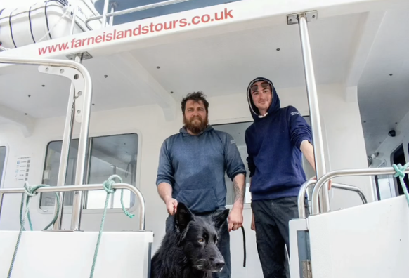 Jimmy Reid und Aaron Fordy mit Bruce, dem geretteten Schäferhund