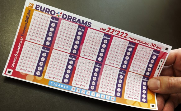 Un membre de la loterie romande presente le nouveau jeu de la loterie romande EURODRAMS dans le kiosque de Josephine, ce lundi 16 octobre 2023 a Cheseaux-sur-Lausanne pres de Lausanne. Le 30 octobre p ...