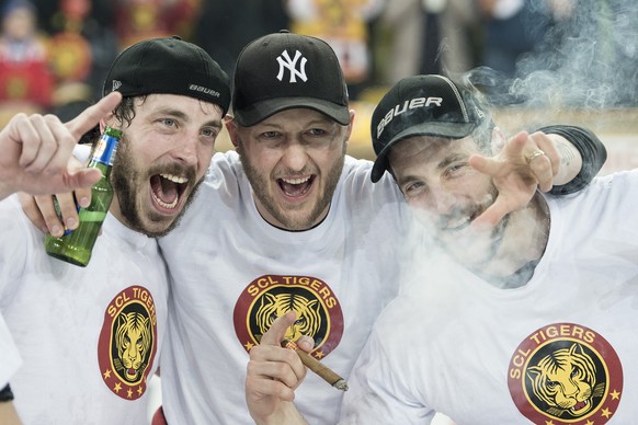 Nach dem 4:1 ist klar: Langnau steigt auf. Hier feiern die Moggis (links und rechts) und Stettler.