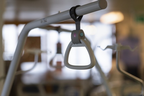 Ein leeres Spitalbett steht im Korridor auf der Abteilung fuer COVID-Patienten im HFR Freiburg Kantonsspital, am Donnerstag, 26. November 2020 in Fribourg. (KEYSTONE/Alessandro della Valle)