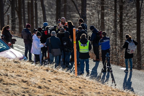 Journalisten sind anwesend bei den Loescharbeiten in den Huegeln von Gambarogno bei Indemini am Lago Maggiore am Dienstag, 1. Februar 2022. Bei den Loescharbeiten kommen nun auch zwei Loeschflugzeuge ...