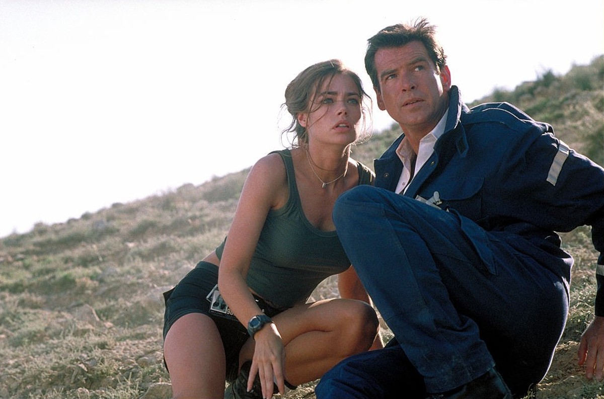 (Original Caption) Denise Richards and Pierce Brosnan on the set of the film 'The World is not Enough' by Michael Apted. (Photo by Keith Hamshere/Sygma via Getty Images)