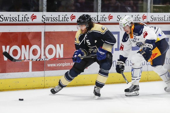 Der Zuercher Severin Blindenbacher, links, im Spiel gegen Zugs Sven Senteler, waehrend dem Eishockey-Meisterschaftsspiel der National League zwischen den ZSC Lions und dem EV Zug, am Samstag, 14. Oktober 2017 im Hallenstadion in Zuerich. (KEYSTONE/Christian Merz)