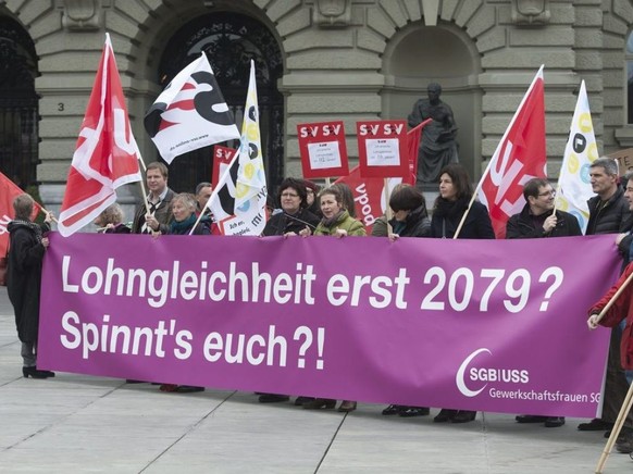 Lohngleichheit wird - wie hier an einer Kundgebung 2013 - am Frauenstreiktag aufs Tapet kommen. Sehr zu Recht, wie eine neue Studie des Bundesamts für Statistik zeigt. (Archivbild)