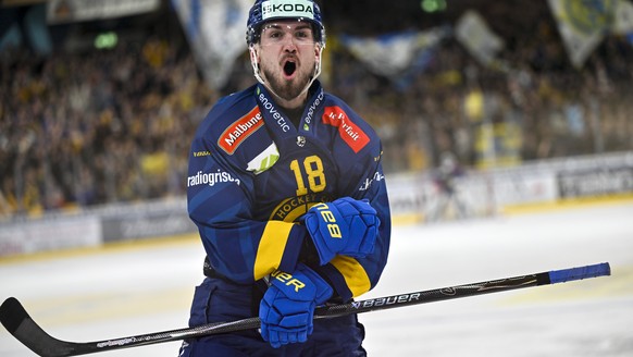 Der Davoser Filip Zadina bei seinem Jubel nach seinem Treffer zur 4:2 Fuehrung, im Eishockey Spiel der National League zwischen HC Davos, HCD, und dem HC Lugano, HCL, am Samstag, 20. Dezember 2025, in ...