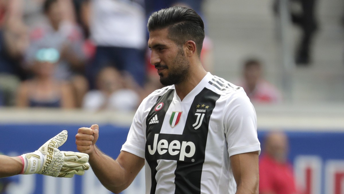 CORRECTS ID TO JUVENTUS MIDFIELDER EMRE CAN, NOT GOALKEEPER WOJCIECH SZCZESNY - Benfica goalkeeper Odisseas Vlachodimos, left, talks with Juventus midfielder Emre Can after Can scored his kick on Vlac ...