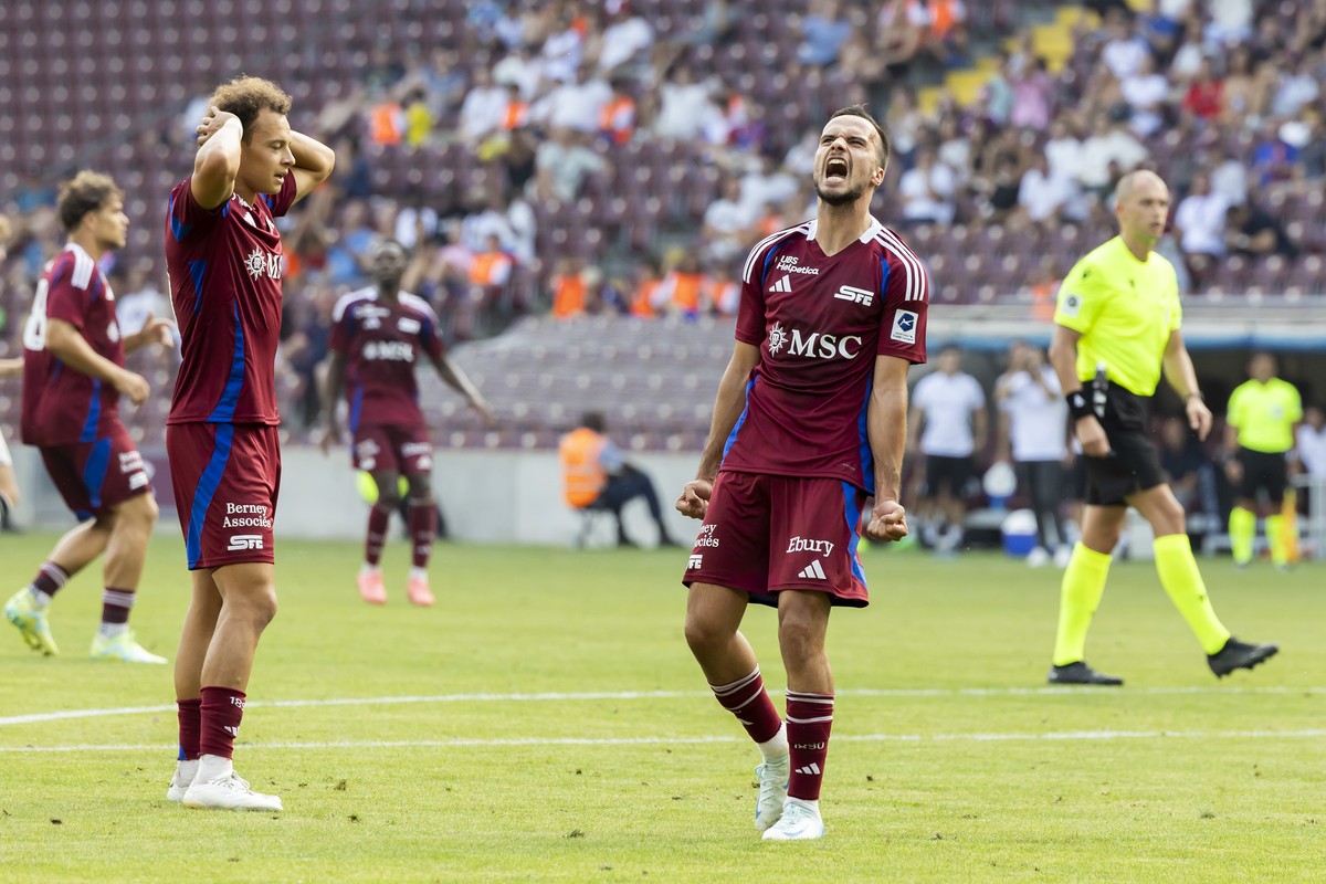 Julian von Moos (SFC), left, and Jeremy Guillemenot (SFC), right, react after missing a goal, during the Super League soccer match of Swiss Championship between Servette, SFC, and Basel, FCB, at the S ...