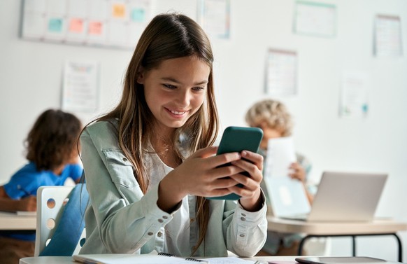 Kinder im Kanton Nidwalden dürfen nicht mehr in der Schule ans Handy – auch nicht in der Pause.