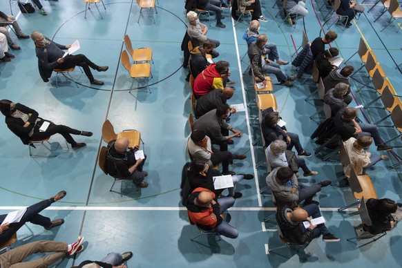 Blick in die Gemeindeversammlung, am Freitag, 21. Mai 2021, in Sagogn. Im hinteren Teil des Raumes nehmen Menschen ohne Test mit Abstand Platz, vorne die Getesteten. Dies, weil an politischen Veransta ...