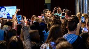 Verantstaltung mit Sami Slimani – die Fans&nbsp;verharren mit einer Beseeltheit, mit der man auch zur Audienz beim Papst anstehen würde.&nbsp;