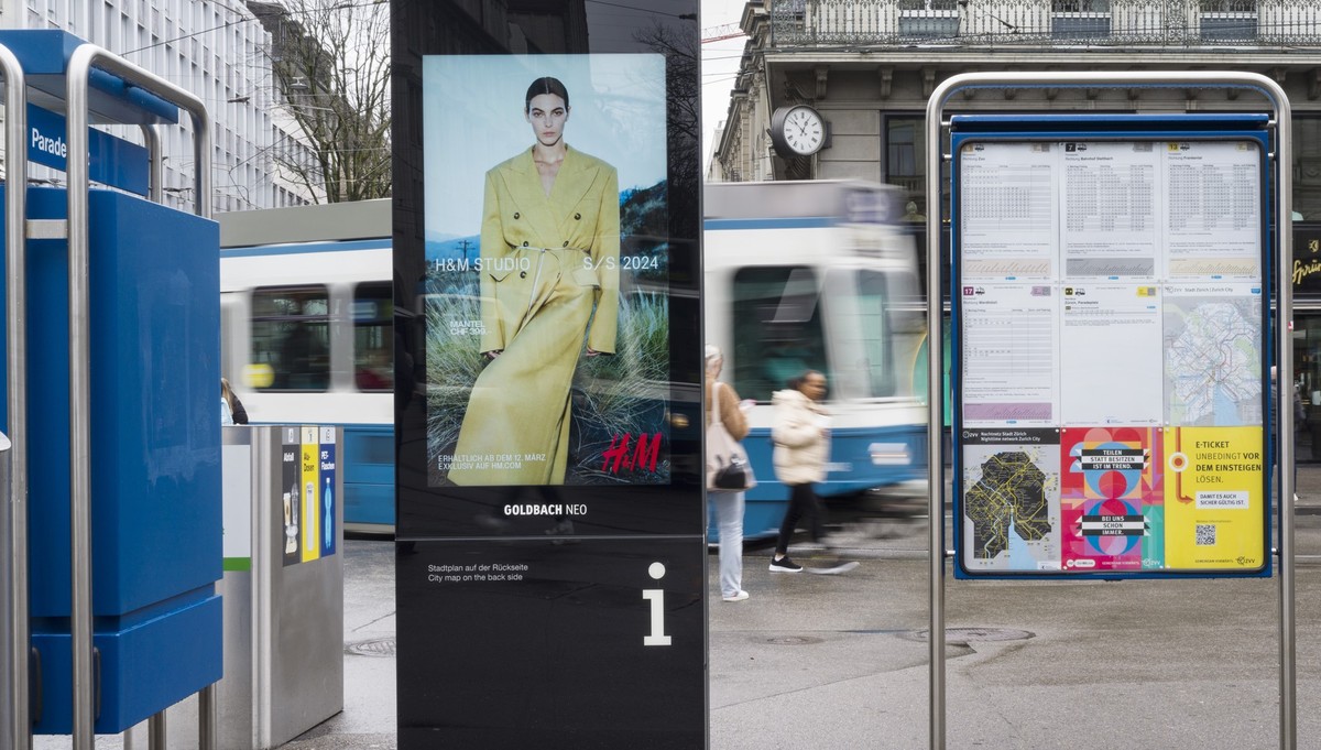 Ein Digitaler Werbescreen der Firma Goldbach NEO, fotografiert am Freitag, 1. Maerz 2024 am Zuercher Paradeplatz. (KEYSTONE/Christian Beutler)