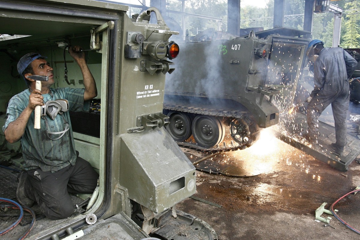 Des ouvriers s'occupent de decouper un char M113 dans les locaux de l'entreprise Thevenaz-Leduc SA ce jeudi 3 aout 2006 a Ecublens, Vaud. Quelque 550 vieux chars de grenadiers M113 qui n ...