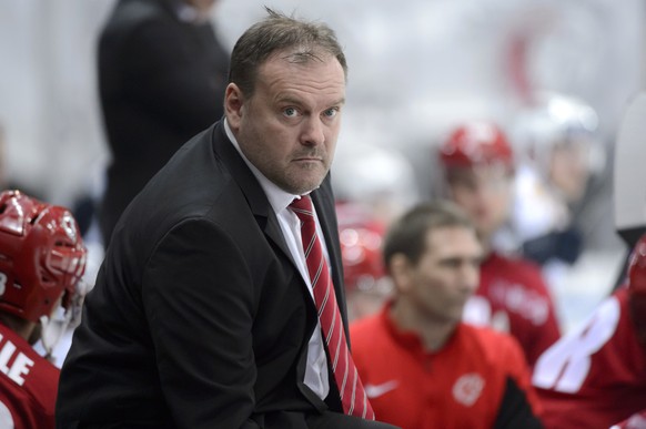 L&#039;entraineur lausannois Heinz Ehlers observe le match du championnat suisse de hockey sur glace de National League A, du tour de classement, entre le Lausanne HC, LHC, et HC Ambri-Piotta ce jeudi ...