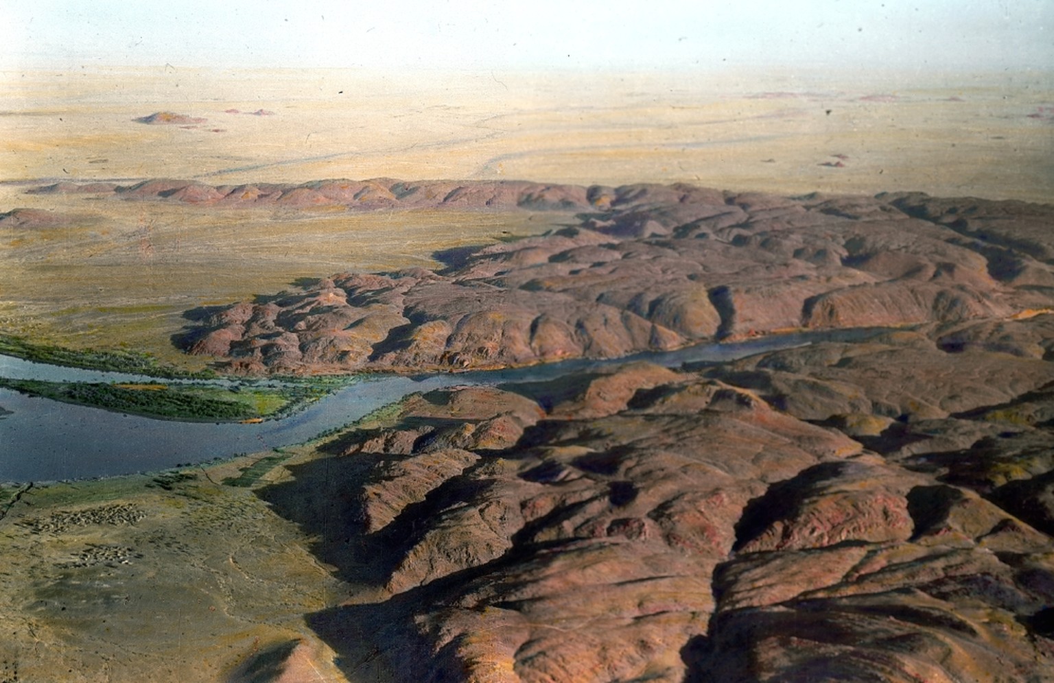 Afrikaflug mit René Gouzy und Walter Mittelholzer, 1926-27. Berg und Wüstengebiet mit Flusslauf

Heim, Arnold 
Titel:
Nördlich unterhalb Khartum durchschneidet der Nil das kristalline Massiv der Shabu ...