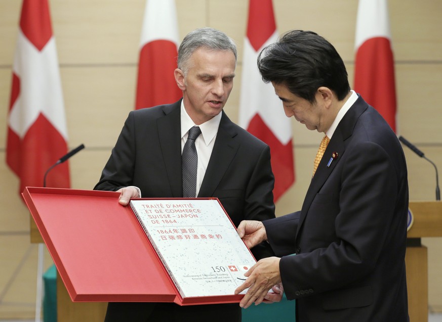 Kurz vor der schicksalsträchtigen Abstimmung reiste Aussenminister Burkhalter für vier Tage nach Japan, um das 150-jährige Bestehen der diplomatischen Beziehungen feierlich zu begehen – obwohl er ahnt ...