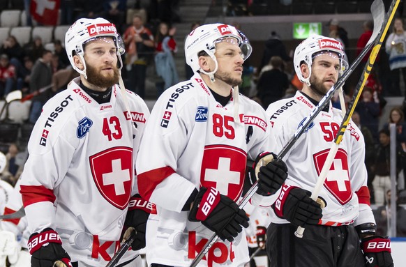 epa12592280 Players of Switzerland look disappointed after losing the Euro Hockey Tour game between Switzerland and Finland, in Zurich, Switzerland, 14 December 2025. EPA/ANDREAS BECKER
