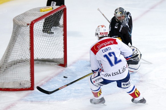 Zuerichs Luca Cunti erzielt das Tor zum 0-1 gegen Fribourgs Goalie Benjamin Conz beim Eishockey Meisterschaftsspiel der National League A zwischen dem HC Fribourg Gotteron und den ZSC Lions, am Freita ...