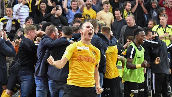 epa06699662 YB&#039;s defender Steve von Bergen, center, and midfielder Sekou Sanogo, right, celebrate after their Super League match of BSC Young Boys against FC Luzern, at the Stade de Suisse in Ber ...