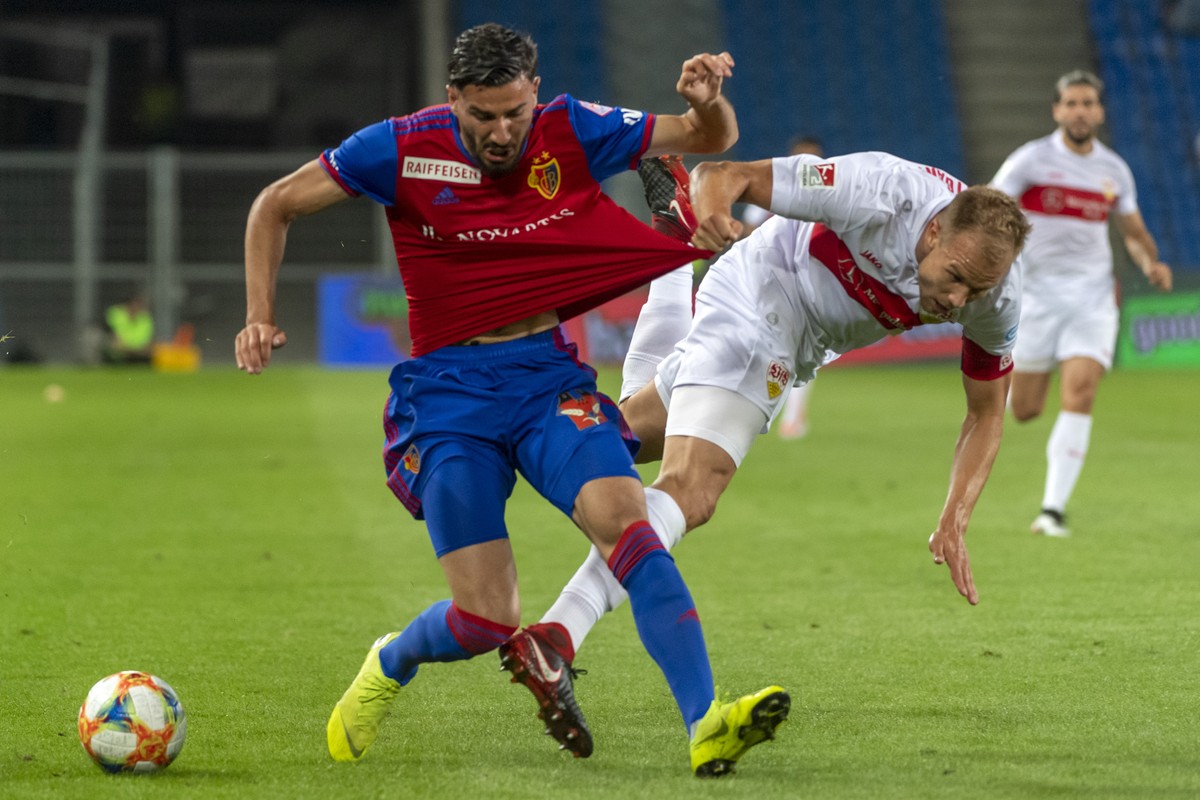 Basels Kemal Ademi, links, im Kampf um den Ball gegen Stuttgarts Holger Badstuber, rechts, im Fussball Testspiel zwischen dem FC Basel 1893 und dem VfB Stuttgart im Stadion St. Jakob-Park in Basel, am ...