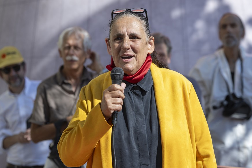 Nationalraetin Jacqueline Badran, SP-ZH, vom Buendnis 'Nein zu neuen AKW' und weitere Personen uebergeben mehr als 125'000 Unterschriften fuer Referendum gegen Aufhebung des AKW-Neubauv ...