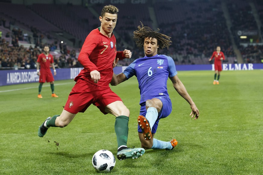 epa06631148 Portugal&#039;s Cristiano Ronaldo (L) fights for the ball with Netherlands&#039; defender Nathan Ake during an international friendly match between Portugal and The Netherlands at the Stad ...