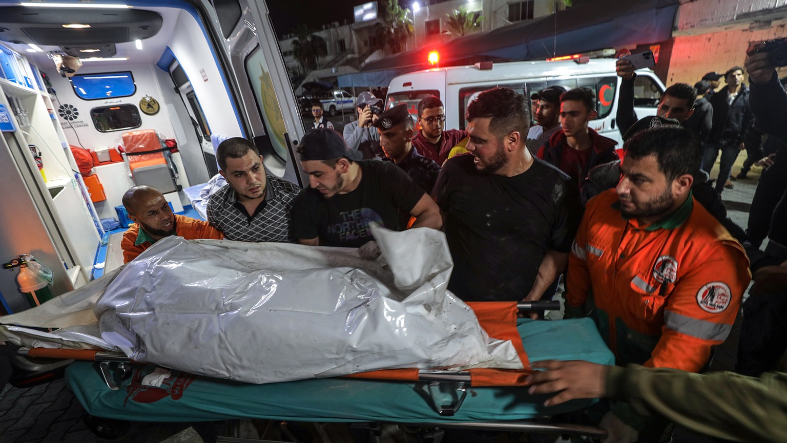 epaselect epa10616278 Palestinians carry the body of a member of the Islamic Jihad Movement at Al Shifa Hospital after Israeli airstrikes in Gaza City, May 09, 2023. Israel again carried out several attacks ...
