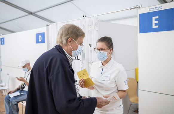 Fotograf Niklaus Stauss impft sich im Referenz-Impfzentrum Kanton Zuerich - Coronazentrum der Universitaet Zuerich COVID-19, am Montag, 11. Juli 2022 in Zuerich. Per 5. Juli 2022 empfehlen EKIF und BA ...